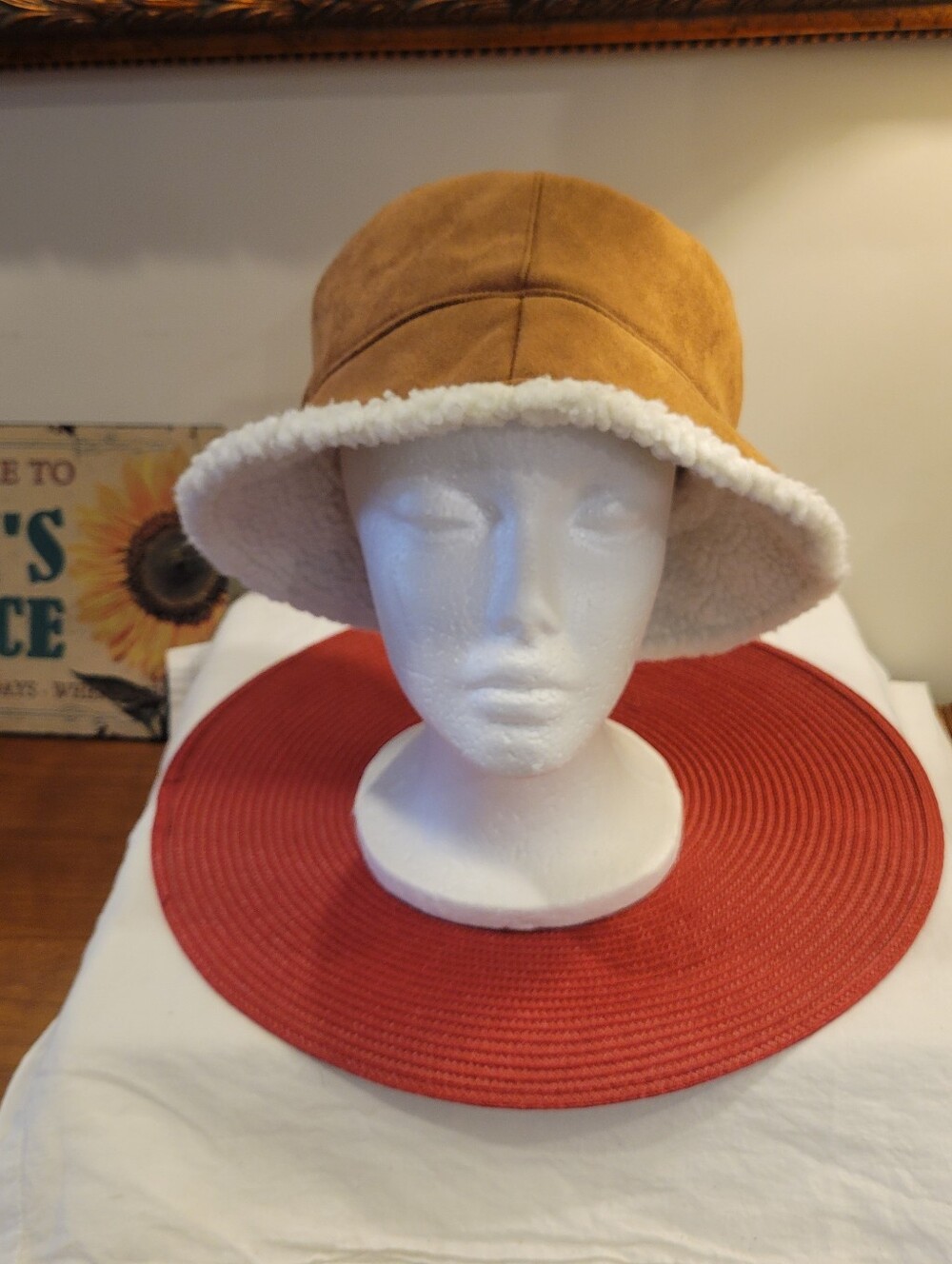 👒EUC~ VINCE CAMUTO Tan Shearling-Lined Bucket Hat